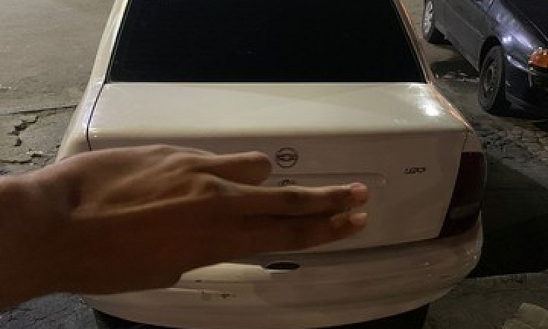 Corsa Sedã...