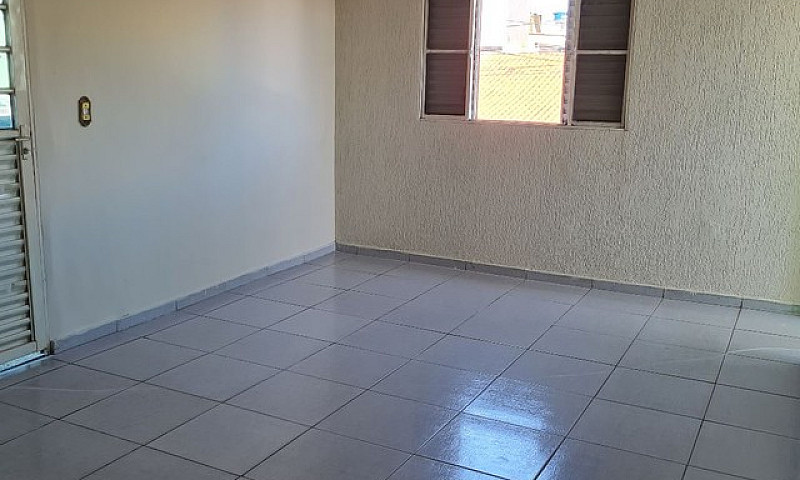 Aluga-Se Ótima Casa ...