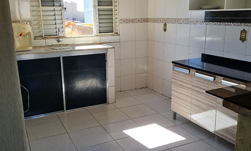 Aluga-Se Ótima Casa ...
