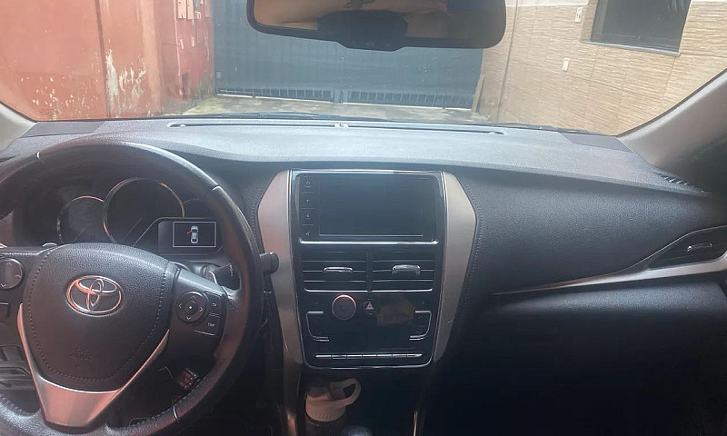 Toyota Yaris Xs Seda...