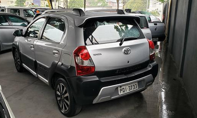 Toyota Etios Cross 1...