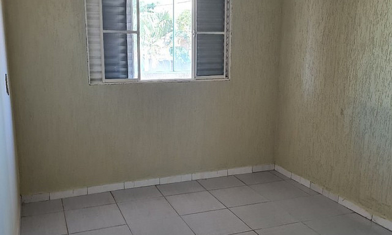Aluga-Se Ótima Casa ...