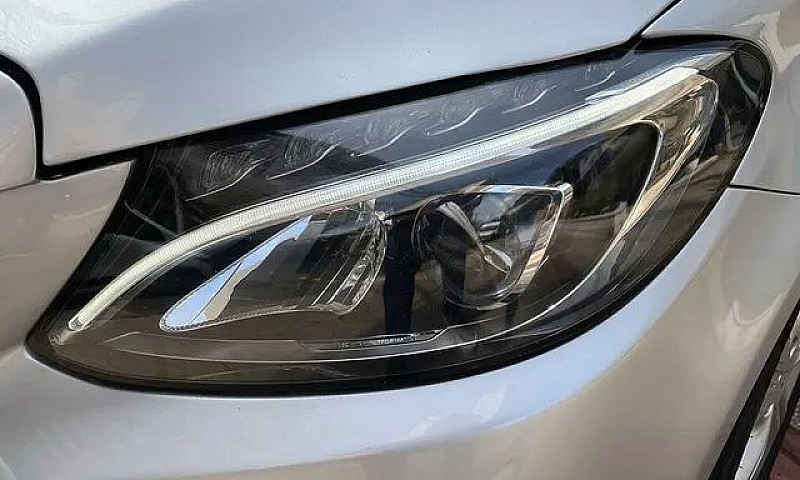 Vendo Mercedes C-180...