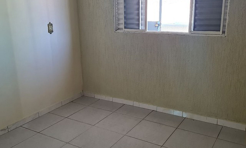 Aluga-Se Ótima Casa ...