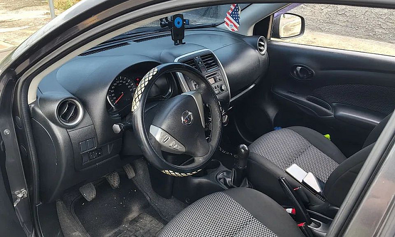 Nissan Versa S 1.0 1...