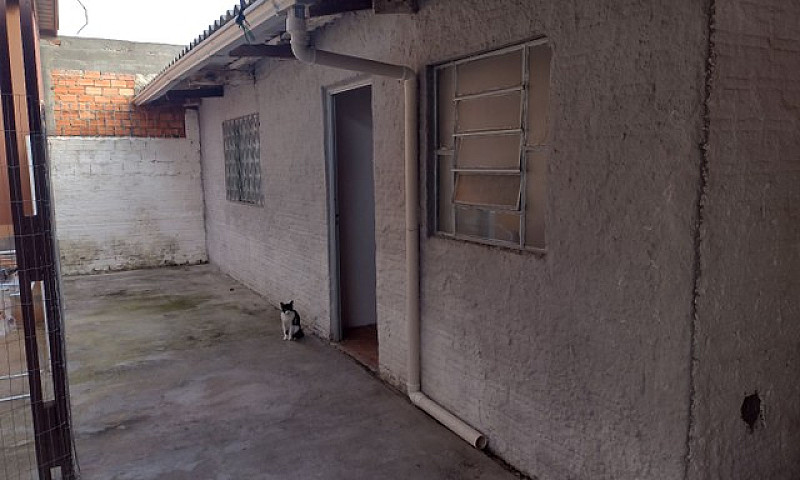 Casa De Fundos...