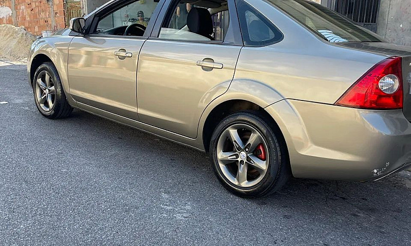 Ford Focus Sedan 2.0...
