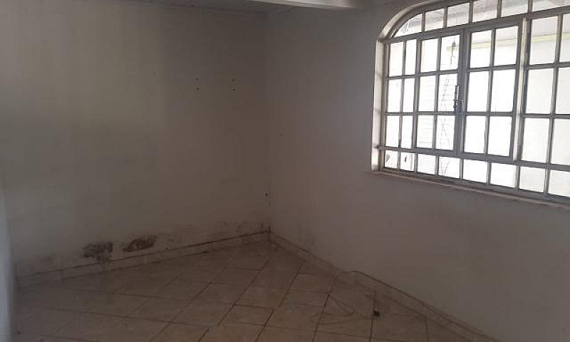 Aluga-Se Casa De 3 Q...