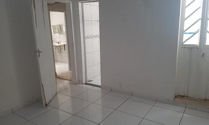 Aluga-Se Casa De 3 Q...