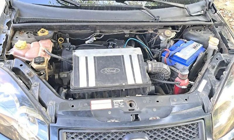 Ford Fiesta Sedan 1....