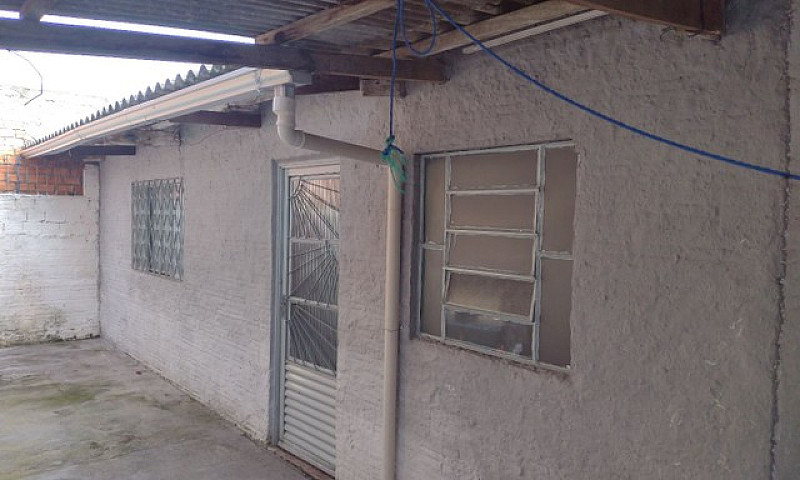 Casa De Fundos...