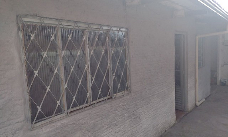 Casa De Fundos...