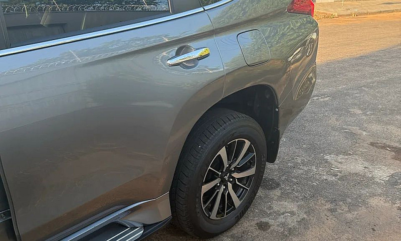 Mitsubishi Pajero Sp...