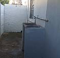 Aluga-Se Casa Pequena 