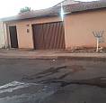 Casa A Venda Com Baracao No Fundo 