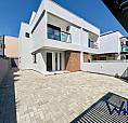 Casa Para Venda De 3 Dormitórios - Carianos Em Florianópolis.