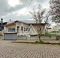 Casa De Esquina Com Três Dormitórios