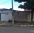 Aluga-Se Casa De 2 Quartos Com Área Ampla.