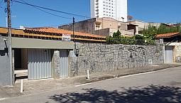 Aluga-Se Casa De 03 Quartos Na Cidade 2000