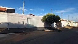 3 Quartos / 2Banheiros 