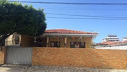 Casa Bem Localizada, Proximo A Prefeitura, Comercios, Com 03 Quartos