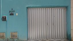 Aluga-Se Casa Com Garagem