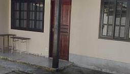 Casa De Esquina Com Garagem