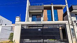 Triplex Com Terraço Amplo De Frente Para Rua, Bairro Bom Jesus. Paraná.