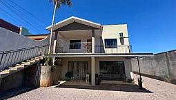 Ampla Casa Com 05 Quartos Em Terreno Grande