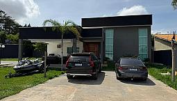 Casa De Alto Padrão Em Condomínio Fechado Com Piscina Aquecida E Amplo Terreno