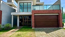 Casa Em Condomínio Fechado De 03 Suítes Sendo Um Master Com Amplo Closet Com Acesso Ao Sho