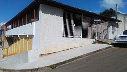 1 Casa E 2 Kitnets