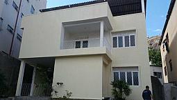 Duas Residências Amplas Construídas Em Três Pavimentos