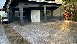 Alugo Linda Casa Com 3 Suítes, Lazer Completo, Na Arniqueira