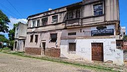 Oportunidade De Moradia E Investimento. Prédio Com 3 Apartamentos E Uma Loja Comercial