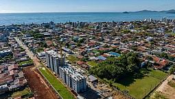 Apartamento Com 02 Dormitórios, 650M Do Mar E Com Vista Lateral Para O Mar 