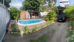 Casa Com Piscina A Venda 360 M2 ( 650.000)