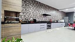 Casa Com Fino Acabamento, Bem Localizada