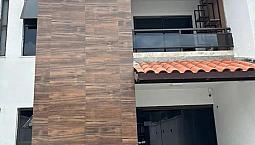 Locação De Casa Duplex Em Rua Privativa No Eusébio De 4 Dormitórios, Energia Solar, Moveis