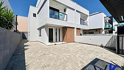 Casa Para Venda De 3 Dormitórios - Carianos Em Florianópolis.