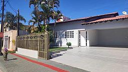 Casa Com Piscina Para Locação 