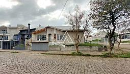 Casa De Esquina Com Três Dormitórios