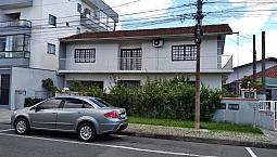 Casa Sobrado, Com 2 Quartos Grandes Em Cada Casa. 1 Banheiro Grande Em Cada Casa.