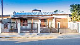 Casa Com Três Dormitórios Sendo Um Com Suíte Em Torres/Rs.