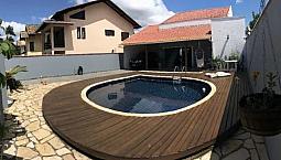 Casa Com 3 Dormitórios, Sendo 1 Suíte, Com Piscina No Centro De Balneário Piçarras/Sc (Cód