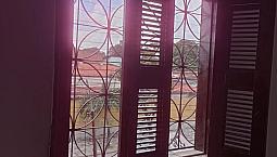 Aluga-Se. Casa Duplex .3 Quartos. Varanda .Sala Cozinha. Área De Serviço. Garagem Pra 1 