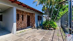 Casa Com 3 Quartos, 4 Vagas E Amplo Pátio No Bairro Sarandí