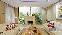 Esta Impressionante Casa Possui Uma Área Privativa De 330M² E Se Destaca Por Suas Caracter