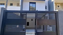 Sobrado Novo, 03 Quartos C/Suíte, 04 Vagas, Churrasqueira No Barreirinha Em Curitiba - Pr
