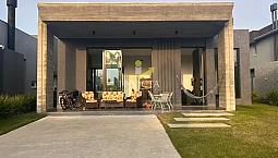 Casa Com 4 Suítes Disponível Para Locação Anual.